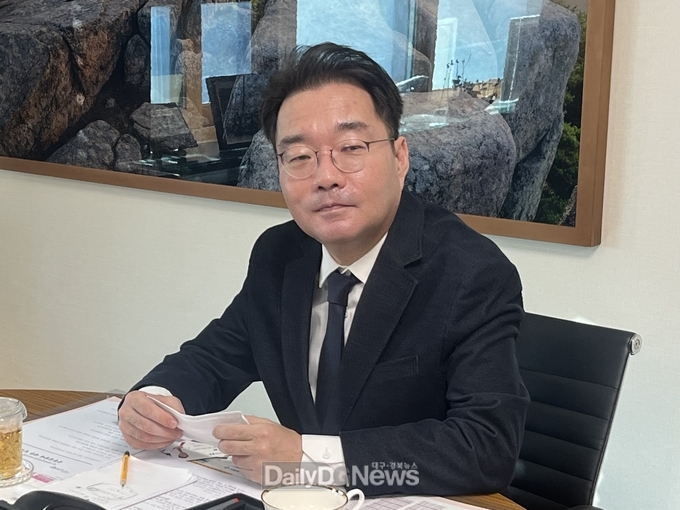 윤석준 대구 동구청장은 20일 동구청장에서 입장 표명을 하고 있다. (사진=대구경북인터넷기자협회 제공)