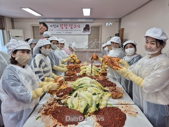결혼이민자 봉사자, 겨울맞이 김치 나눔 행사 진행