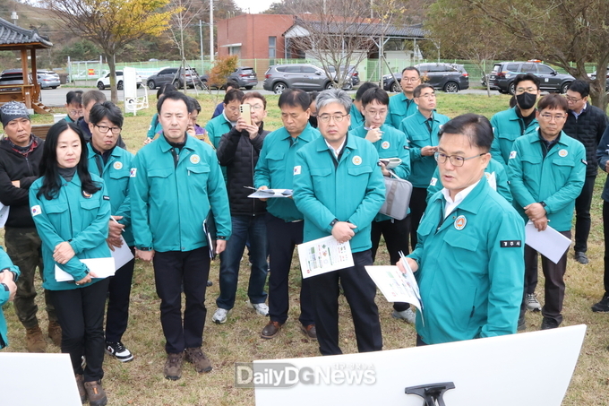 송호준 부시장이 19일 감포 오류 일원에서 임상섭 산림청장을 비롯한 관계자들을 대상으로 소나무재선충병 현황을 브리핑하고 있다.