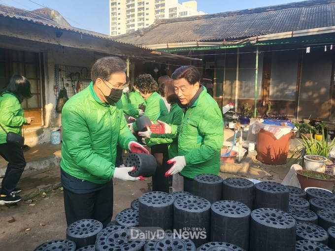 새마을문고경산시지부, 사랑의 연탄 나눔 봉사 활동