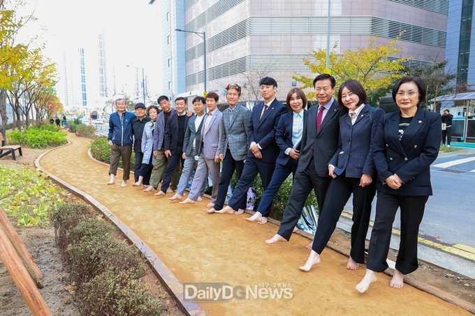 대구 중구, 기후대응 도시숲 맨발산책로 개장식 모습. (사진=중구 제공)