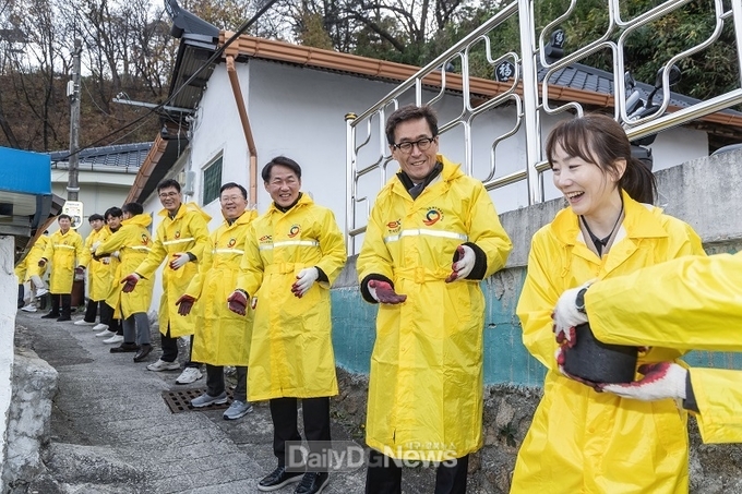 11월 25일 함진규 한국도로공사 사장(오른쪽 두번째)과 임직원들이 연탄 나눔 봉사활동을 하고 있다.