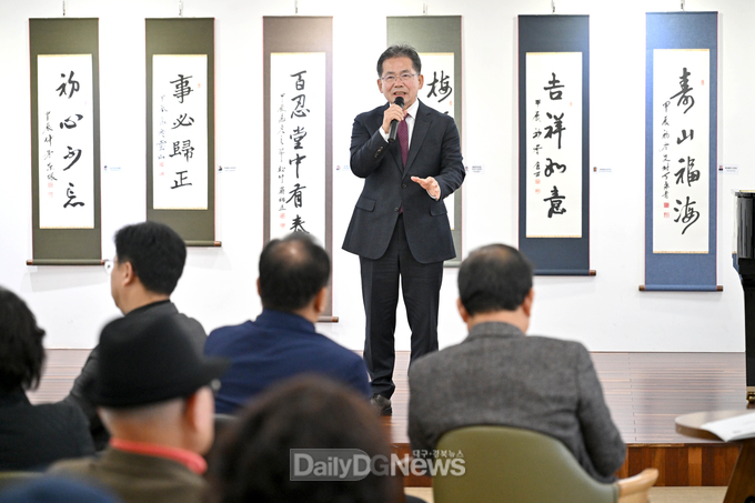 군위군, 행복숲갤러리에서 서예협회 전시회