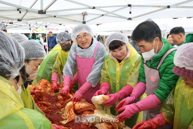 경주시새마을회, 김장 담가주기 행사로 훈훈한 이웃사랑 실천