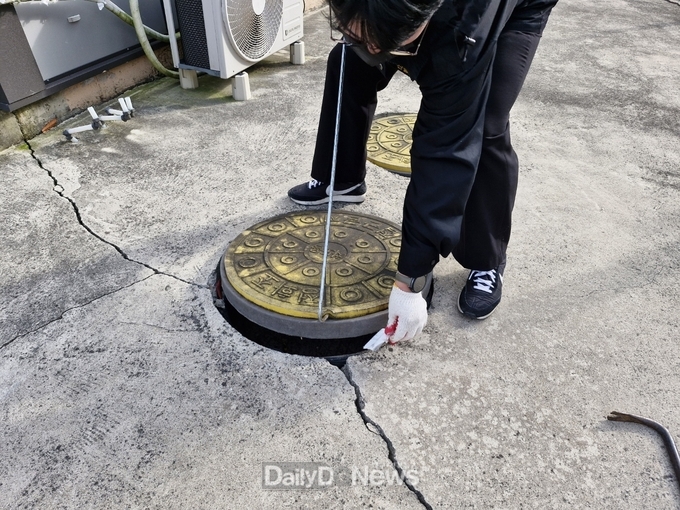 동절기 유충구제 실시 중인 모습