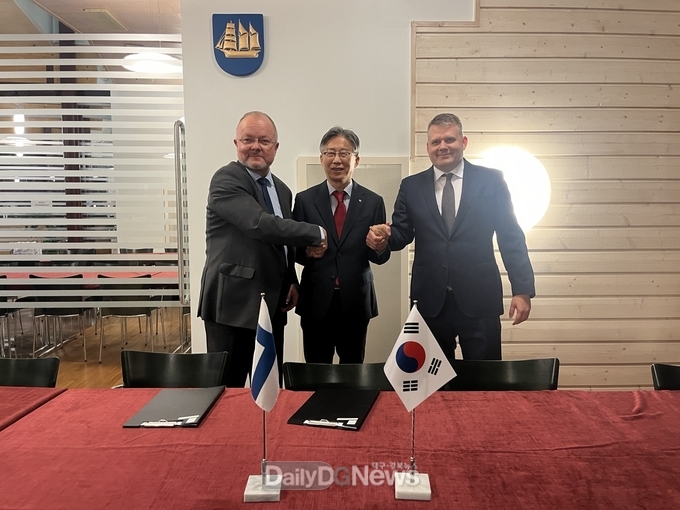 왼쪽부터 미카 포조넨 Posiva Solutions 사장, 조성돈 한국원자력환경공단 이사장, 일카 포이콜라이넨 Posiva 이사장