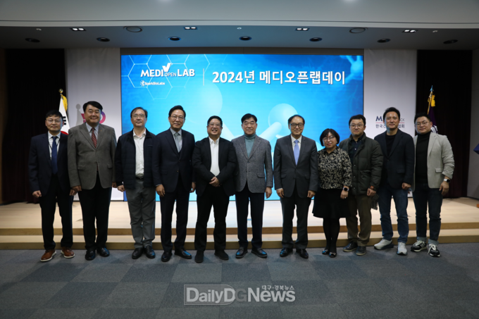 (사진 좌측부터) 피플바이오 강성민 대표, 대주디앤드씨 이경옥 회장, 강남세브란스 암병원 조재용 병원장, 연세대바이오헬스 기술지주 송영구 대표, 김호민 스파크랩 공동대표, 김인원 건협 회장, K-바이오랩허브사업추진단 한인석 사업단장, 이은희 건협 사무총장, 이대서울병원 순환기내과 김충기 교수, 중앙대학교 의과대학 조인성 교수, 김영성 건협 연구소장