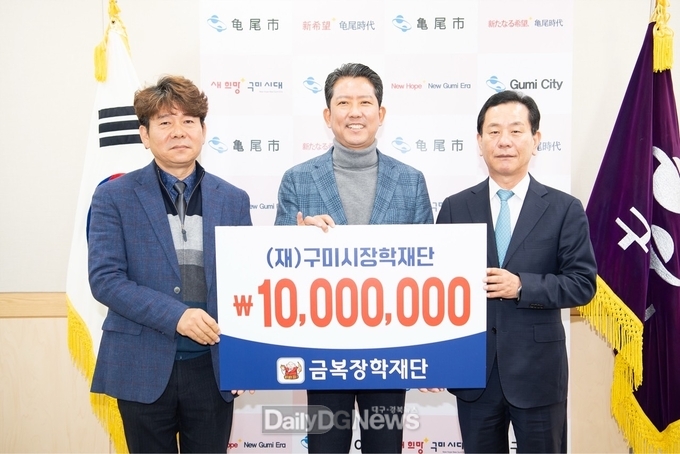 사진왼쪽 금복주 최정식 과장 김장호 구미시장 오른쪽 금복주 김일환 대표이사