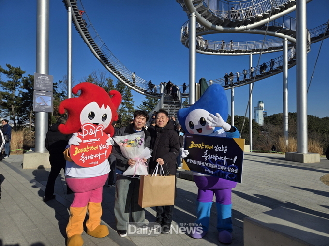 28일 청주시에서 방문한 스페이스워크 300만 번째 체험객 박현수 씨(46). (4명 중 왼쪽에서 2번째)