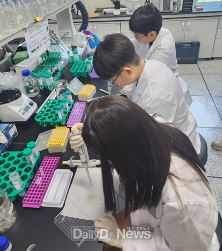 천연물 분석 실험실에서 금오초등학교 학생들이 산업화실 컨설턴트 연구 지도에 따라 실험을 진행하고 있다.