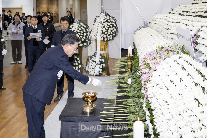 박성만 의장과 도의원, 합동분향소 찾아 사고 희생자 명복 빌어