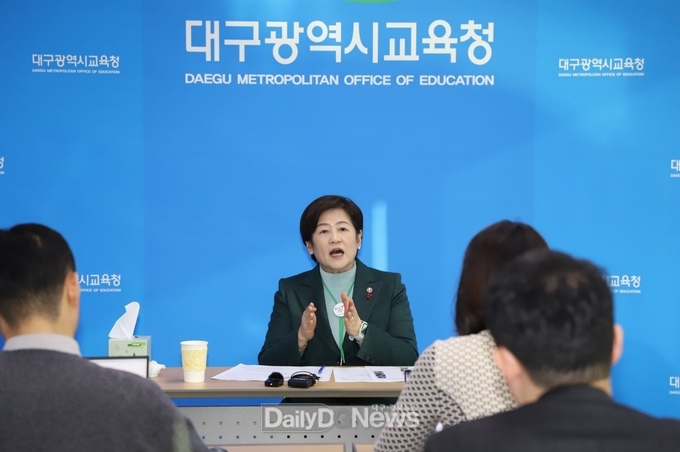 강은희 대구시교육감이 2025년 3월부터 AI디지털교과서 도입을 설명하고 있다. (사진=이준호 기자)