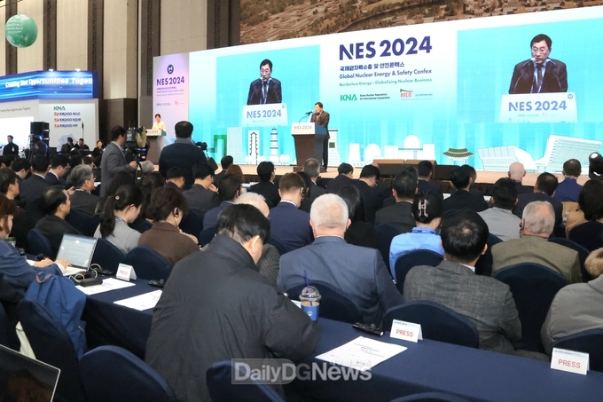 주낙영 시장이 국제원자력수출 및 안전콘펙스 행사에 참석해 개회사를 하고 있다