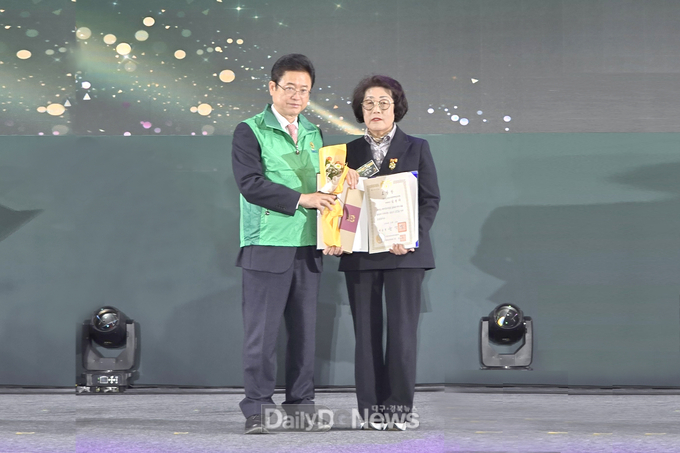 청송군새마을회, 경상북도새마을지도자대회에서 대통령표창 외 다수 수상) 대통령표창-김경자