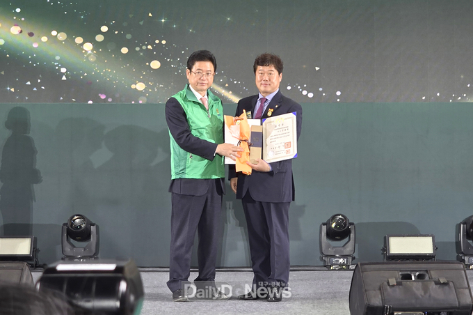 청송군새마을회, 경상북도새마을지도자대회에서 대통령표창 외 다수 수상) 대통령표창-신용희