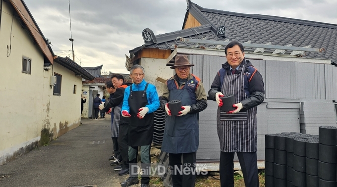 원자력환경공단, 소외계층에 연탄 및 생필품 전달
