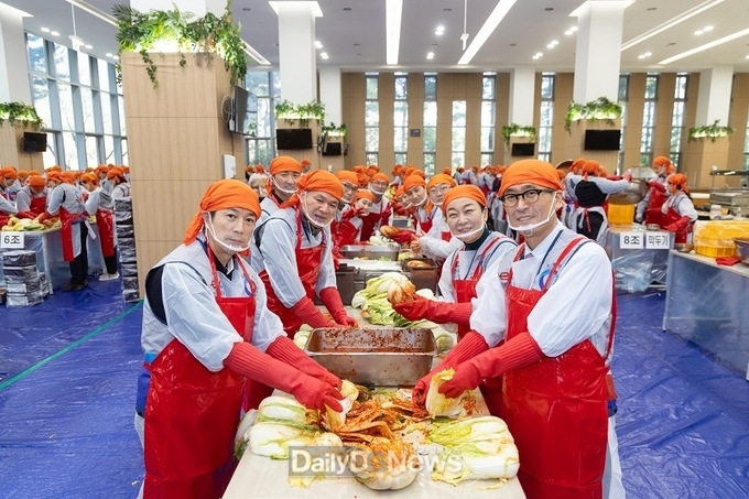 12월 5일 김천 본사에서 열린 사랑의 김장 나눔 행사에서 함진규 한국도로공사 사장(맨 앞 오른쪽), 유좌목 한국도로공사 노동조합 사무처장(맨 앞 왼쪽)과 공사 임직원들이 김장 김치를 담그고 있다.