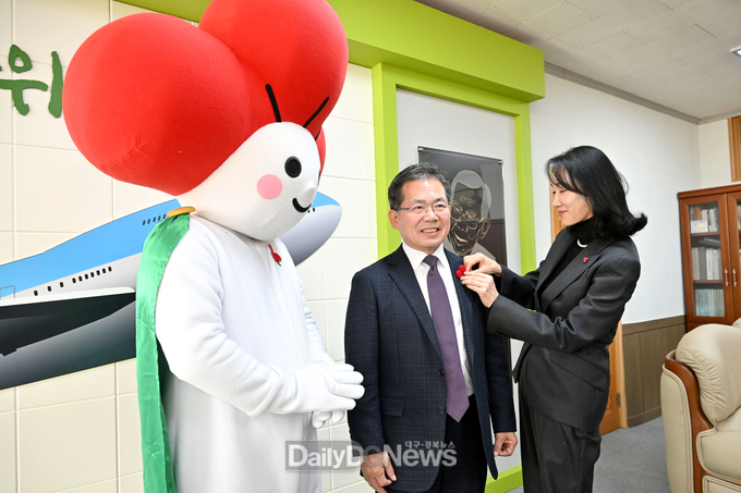 군위군, 희망2025나눔캠페인 ‘지역명사 사랑의 열매 달기’참여