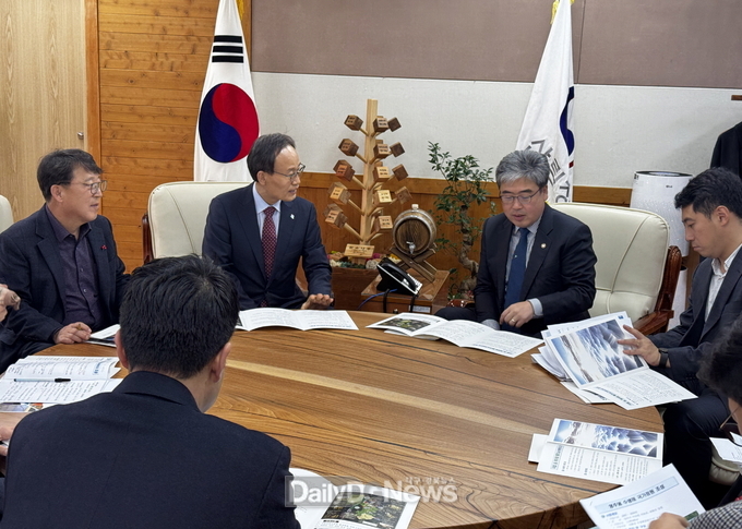 박남서 영주시장(왼쪽 2번쨰)와 임상섭 산림청장(3번째)이 현안 사업에 대해 논의하고 있다