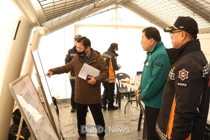 경주시가 9일 새벽 발생한 감포항 인근 어선과 모래운반선의 충돌 사고와 관련해, 사고 수습을 돕고 지원하기 위해 주낙영 경주시장이 현장을 방문했다.