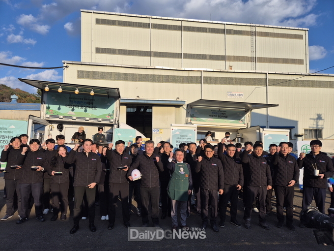 한수원이 지난 5일 부산 기장군 펌프제작 강소기업인 (주)신신기계를 방문하여 행복충전소 활동을 시행하고 기념촬영하고 있다.