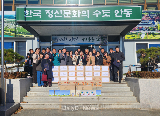 이윤환 서안동농협이사 어려운 이웃에 라면 30박스, 김명숙 농협중앙회 경북본부 국장 식료품 30박스 기탁