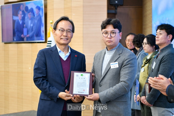 이효준 이룸측량설계사무소 대표의 영주시 우수설계사무소(토목 분야)에 선정 표창패 수여 기념사진