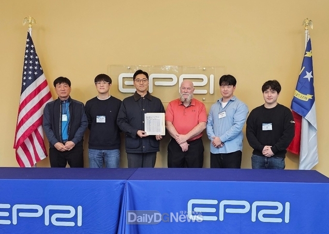 한수원 사내벤처 딥아이가 AI 비파괴 검사방법 국제인증을 받고 기념촬영을 하고 있다