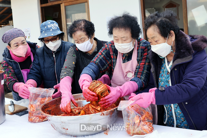 칠곡할매래퍼그룹‘텃밭 왕언니’독거노인 50가구 김장 나눔