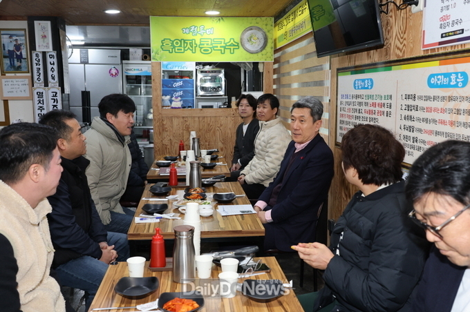 연말모임은 우리 동네에서! 이강덕 시장, 착한소비 활성화에 팔 걷어