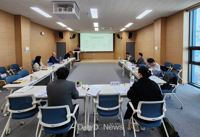 창성기업 관계자가 11일 기업지원사업 최종 보고회에서 발표를 하고 있다