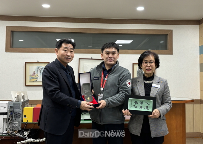 영주시보건소, ‘헌혈 유공’ 대한적십자사 회장상 수상 기념촬영