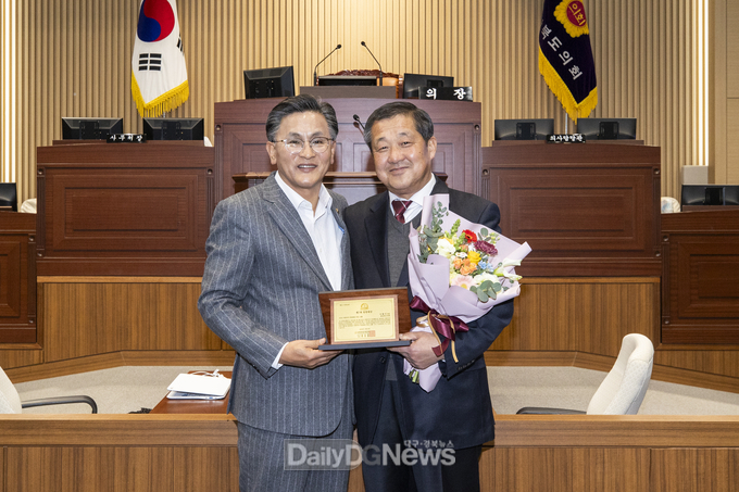 이형식 경북도의원, 2024 정명 의정대상 수상