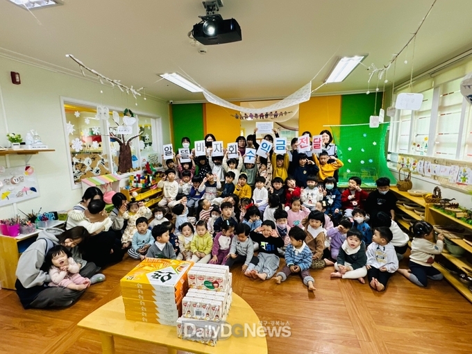 원아들에게 나눔의 의미를 전달코자 알뜰 바자회 수익 기탁