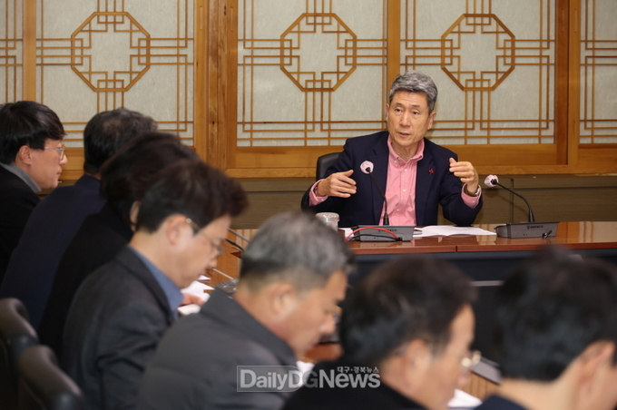 포항시는 14일 시청 중회의실에서 이강덕 시장 주재로 민생경제와 지역사회 안정을 위한 긴급회의를 개최했다.