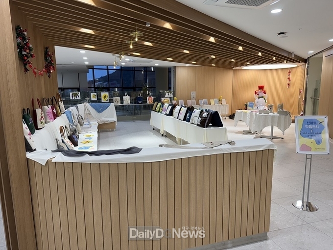 사진은 예천군가족센터 연말 작품 전시회 개최 장면