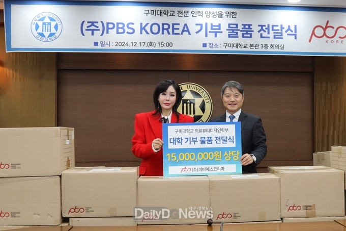 이승환 총장(우)과 제시윤 대표가 기념촬영을 하고 있다.
