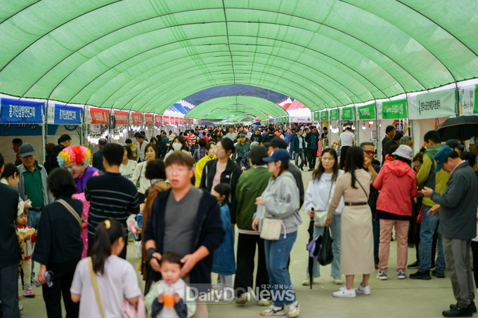방문객들로 붐비는 _2024경북영주 풍기인삼축제_ 현장 모습