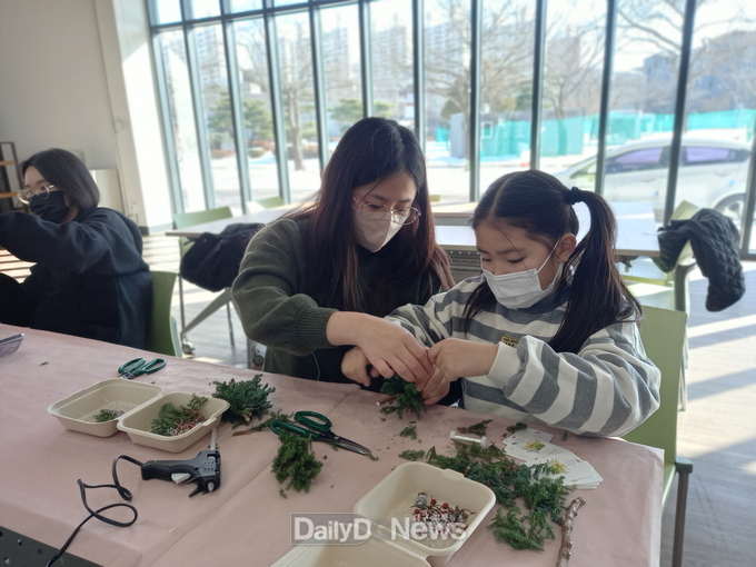 지난해 영주문화관광재단 _크리스마스 장식 만들기_ 원데이 클래스 모습