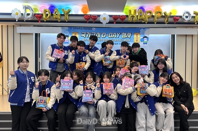 구미대 작업치료과 학생들이 국가고시를 앞두고 함께 기념촬영을 하고 있다.