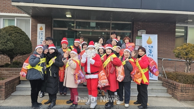 이비티에서협동조합원, 산타 복장 하고 선물(과자, 양말, 생필품 등) 전달