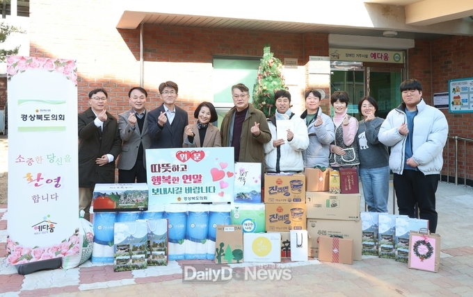 도의원들과 사무처 직원들이 하나 둘 모은 크리스마스 선물 복지시설에 전달