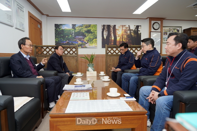 박남서 영주시장이 김양택 신임 대표이사(오른쪽 가운데)에게 _상생 협의체_ 구성에 대해 말하고 있다