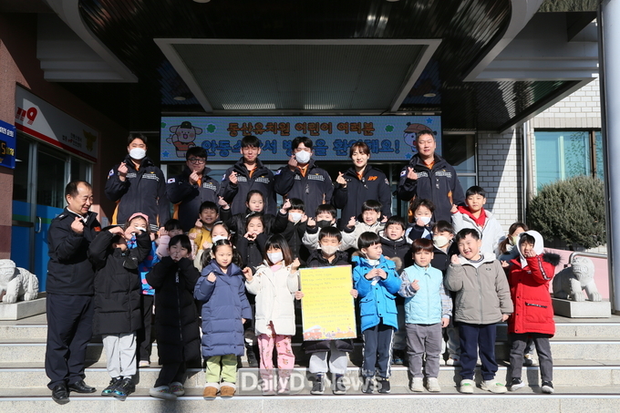 동산유치원 어린이들 2024년 가장 감사한 마음을 전하고 싶은 분들’소방관 선정