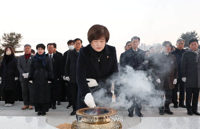 교육청 간부 50여 명과 함께 을사년 새해 맞아 순국선열 및 호국영령 추모