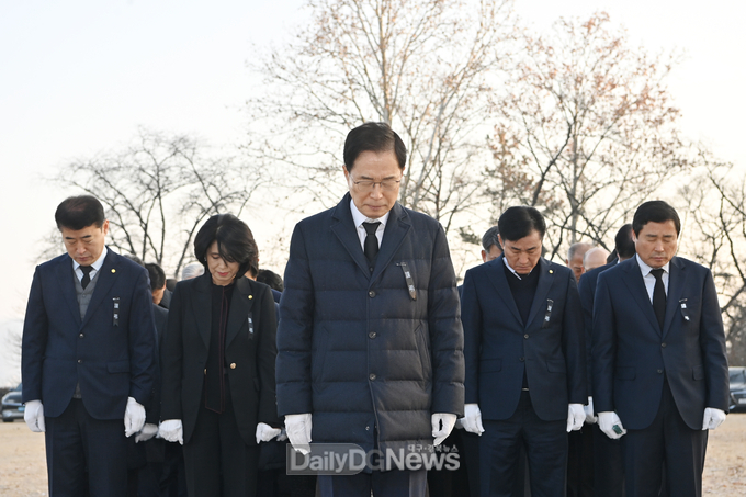 경북교육청, 을사년 새해 충혼탑 참배