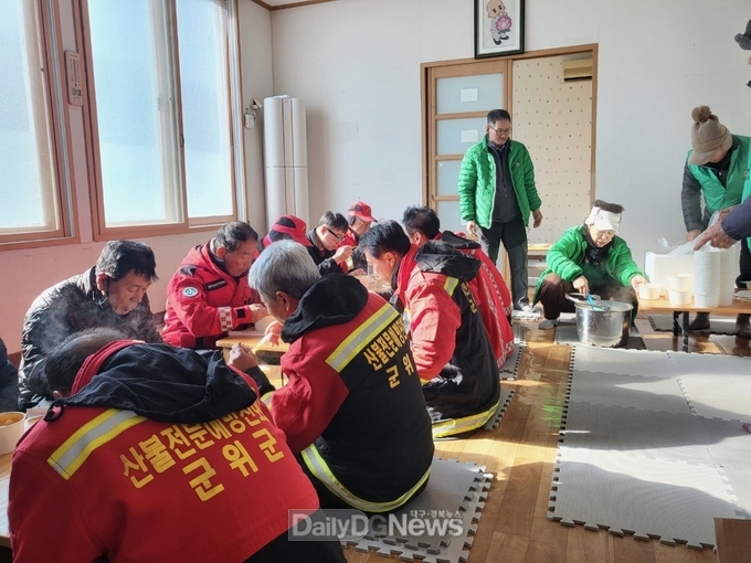 군위군 삼국유사면 새마을회, 산불 진화 현장서 급식 봉사