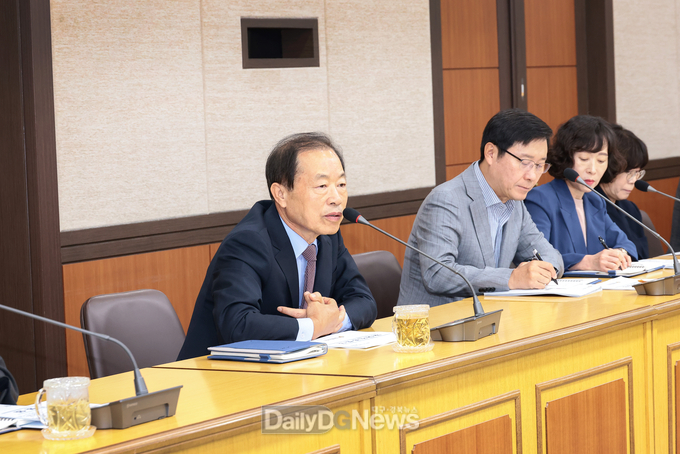 대구 서구청은 2025년 1월 8일 전 부서에 관련된 시설 및 단체 총 574개를 대상으로 화재, 한파 대비 등 안전사고 예방을 위한 안내를 실시했다. (사진=서구 제공).