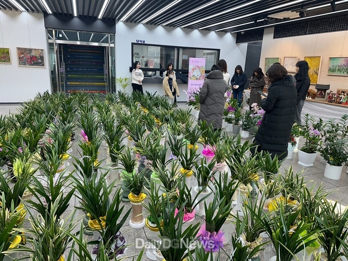 경산시청 여정회, 승진·전보 축하화분 나눔 행사