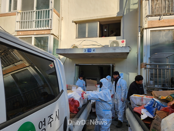 영주시 희망복지지원단이 관변단체와 협력하여 휴천3동 취약가구 주거환경 개선을 실시하고 있다
